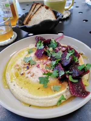 Leckerer Hummusteller at Klay Keramik & Café in Kaiserslautern