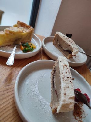 veganer Apfel kuchen und Veganer Zimt swirl cake at Dreamers by Bohnenmeister in Chemnitz
