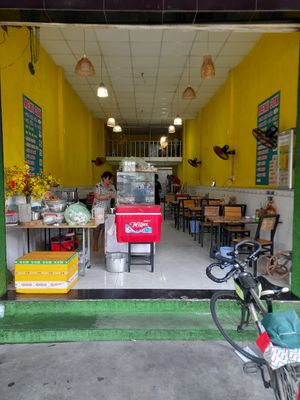 Looking in at Quan Chay Sen Ngoc in Ho Chi Minh City