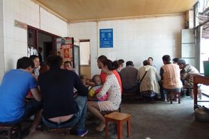 A truly local experience indeed. Sit around the BBQ, and enjoy your noodle soup with some grilled tofu/potatoes at Wenjun in Jianshui