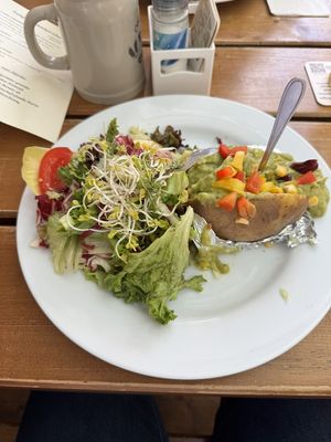 „Brauhaus-Sommerkartoffel.
Gefüllt mit Guacamole, knackigem Gemüse an buntem Salat"  at Oberstdorfer Dampf Bier Brauerei in Oberstdorf