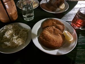 Veganes Schnitzel mit Krautsalat at Weingut Feuerwehr Wagner in Vienna