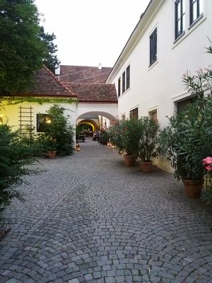 Restaurant and outside seating area ahead at Weingut Feuerwehr Wagner in Vienna