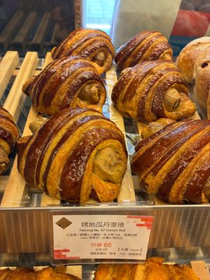 Tainong No. 57 (sweet potato) Danish roll at Ijysheng - Songjiang in Taipei
