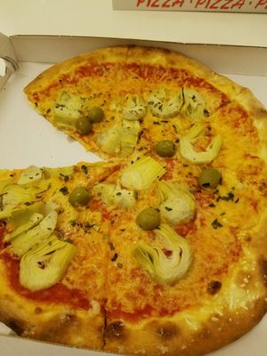pizza, vegan cheese,  artichoke/olives at Pizza Pinocchio in Vienna