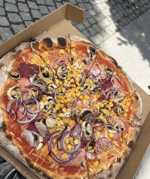 La Campiona (Mais anstatt Pfefferoni)  at Pizza Pinocchio in Vienna