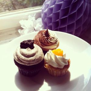 Oreo, peach and vanilla chocolate mini cupcakes at Easy-Going Bakery in Vienna