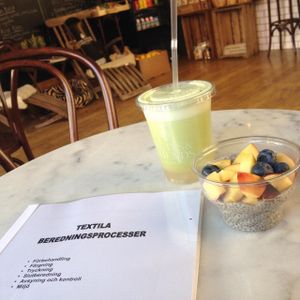 Chia pudding and green boost while studying at Fruits and Friends Juicebar in Boras