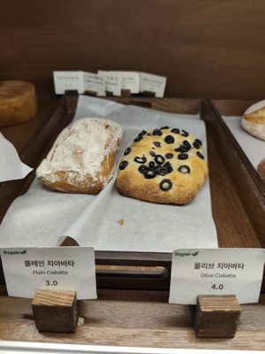 Plain ciabatta & olive ciabatta at Oncle Levain in Seoul