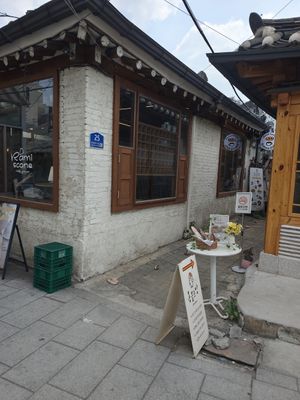Entrance from the street at Oncle Levain in Seoul