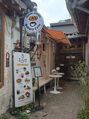 The entrance at Oncle Levain in Seoul