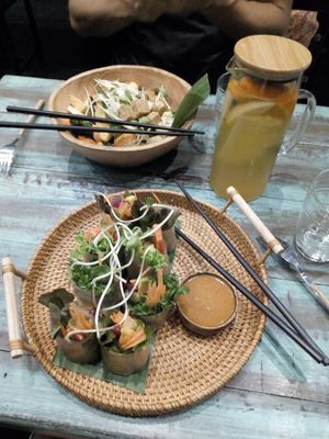 Pad Thaï Vegan and Rainbow Salad Roll, infused water 😋 at Mango in Bangkok