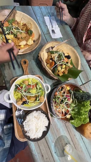 So good! Clockwise from top: Pad Thai, Stir Fried Veggies, Som Tam, Green Curry   #Veganuary at Mango in Bangkok
