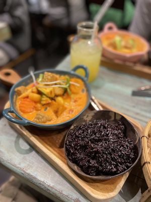 Red Curry 🍛 with brown rice #Veganuary at Mango in Bangkok