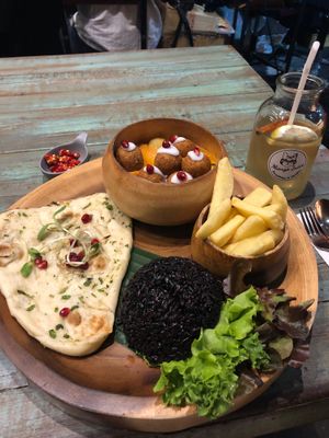 Everything is a master piece ; absolutelly gorgeous tasteful and Vegan ❤️
Cats around leads the show 😘😻 at Mango in Bangkok