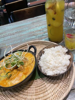 Massaman curry (with tofu, tempeh and vegetables) and fruit infused water   at Mango in Bangkok