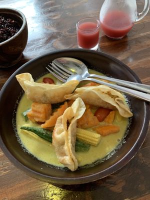 Vegan gyoza green curry with brown rice and mixed berry kombucha ❤️ at Mango in Bangkok
