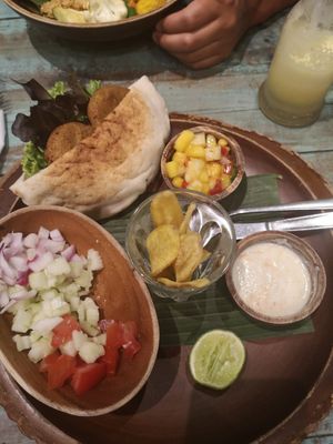 Falafel, platano frito, ensaladas at Mango in Bangkok