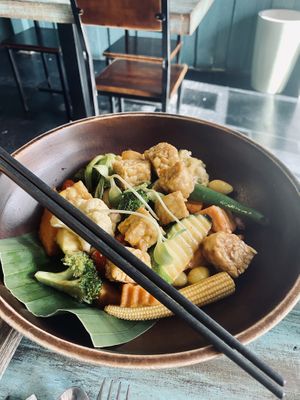 Mixed vegetables and tempeh at Mango in Bangkok