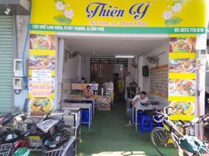 Looking in at Quán chay THIÊN Y in Ho Chi Minh City