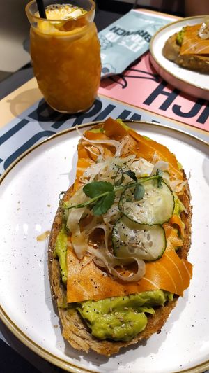 Salmon-Avocado-Sandwich & frisch gepresster Saft (Goodboy) at Brunch Republic in Verona