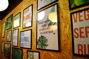 Арт на стенах - мотивация !  at Jagannath - Kuznetsky Most in Moscow