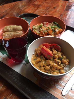 Два нема, салат с киноа, напиток, рис и карри с нутом. Стоило ~500р. at Jagannath - Kuznetsky Most in Moscow