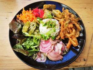 Plat du jour avec tempura de légumes, riz, pickles d'oignon, cornichons, aubergines, betteraves, salade at L'eau Chaude - Het Warm Water in Brussels
