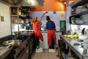 kitchen at L'eau Chaude - Het Warm Water in Brussels