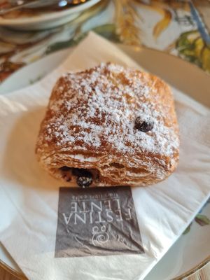 Vegan pain au chocolat at Festina Lente Bistrot in Seregno
