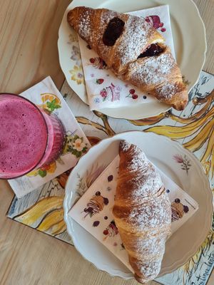 Vegan croissants and a smoothie at Festina Lente Bistrot in Seregno