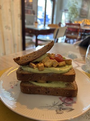 Vegan avocado toast  at Festina Lente Bistrot in Seregno