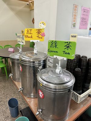 Tea is included   at Cháng ChūnTéng SùShí 常春藤素食 in Hualien