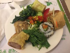 wide range of vegan dishes at Cháng ChūnTéng SùShí 常春藤素食 in Hualien