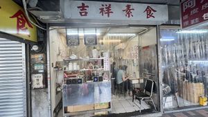 Directly across the street from the Fancy pasta place   at JíXiáng SùShí 吉祥素食 in Taipei