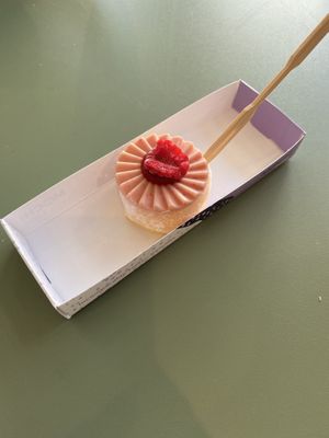 Raspberry yuzu  at Mochi time Cph Torvehallerne in København