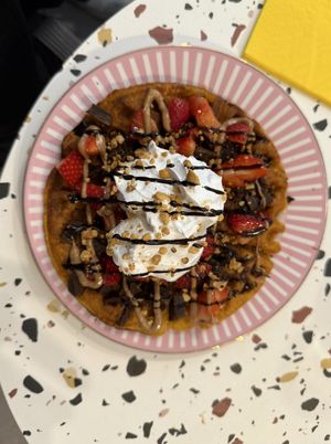 Gaufre de patate douce sucrée vegan et sans gluten, toppings modifiables, chocolat, fraises, chantilly végétale, praliné, cacahuètes.  at Coffee Please in Montpellier