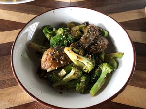 Seitán y brócoli agridulce (Nuevo plato en conmemoración de los 10 años) at Herbívoro -  Av. Suba in Bogota