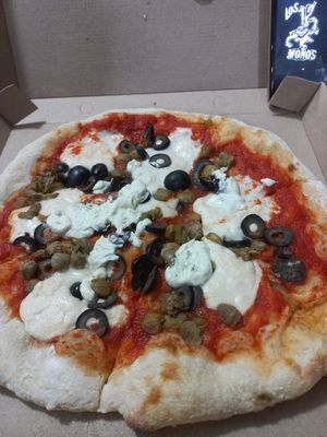 DELICIOSAS 🍕 La Putanessa es mi Favorita... a mi hermana le gusta la margarita y a mi sobrina la que lleva espinaca 🌱🐛 las otras 🙊 at Herbívoro -  Av. Suba in Bogota