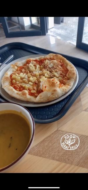 Pizza hawaiana   at Herbívoro -  Av. Suba in Bogota