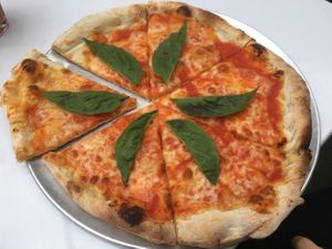 Pizza Margarita - super ricaaa! at Herbívoro -  Av. Suba in Bogota