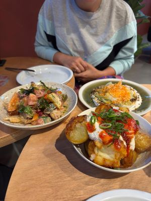 Sałatka z pomidorów z tajską bazylią, labneh i pieczone ziemniaczki at Dust Kitchen in Gdansk