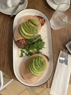 Toast mit Tomate, veganem Aufschnitt und Avocado.  at Urgull Kafe in San Sebastian