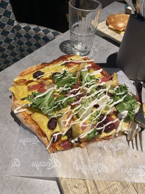 Vegetarian pinsa - made vegan by asking for vegan cheese and mayo  at O'Learys Moss in østfold