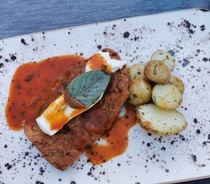 Saltimboca mit Mozzarella und Rosmarienkartoffeln at Villa Vegana in Mallorca