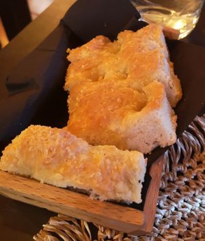 Focaccia accompanying the burrata at Villa Vegana in Mallorca