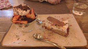 Tarta de flores y copa de fresas nata y chocolate at Villa Vegana in Mallorca