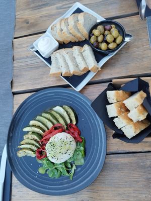 Burrata, focaccia y pan casero con aioli at Villa Vegana in Mallorca