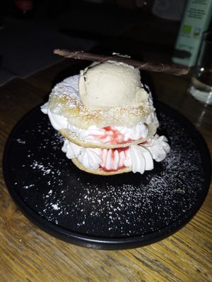 Fresas con nata y helado at Villa Vegana in Mallorca