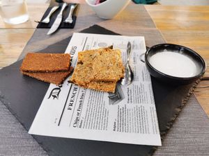 Starter: Homemade Knäckebröd and fresh bread with alioli at Villa Vegana in Mallorca
